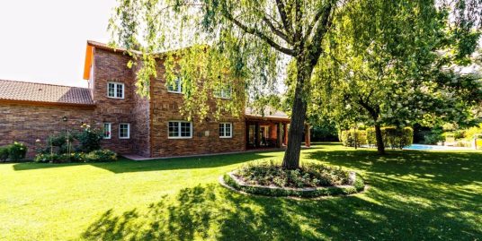 马德里Eurocolegio Casvi Villaviciosa学区奢华花园式别墅